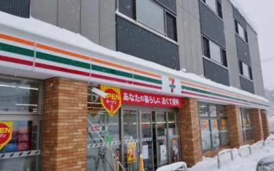 日本最大級セブンイレブンニセコ店で今世界で一つの赤いはちみつが大人気!!